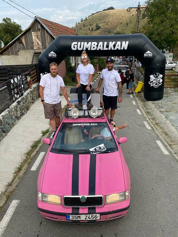 Orientační rallye Gumbalkan absolvovali Jihočeši od 21. do 27. srpna. Se svými vozy v hodnotě do 25 tisíc ujeli 3 800 kilometrů a užili si spoustu zábavy, projeli Slovensko, Ukrajinu a dorazili do cíle v rumunském Banátu.