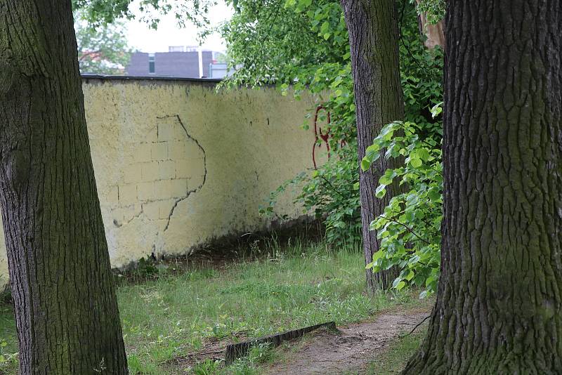 Majáles v úterý pokračoval. Zeď pro graffiti na fotbalovém stadionu Dynamo.