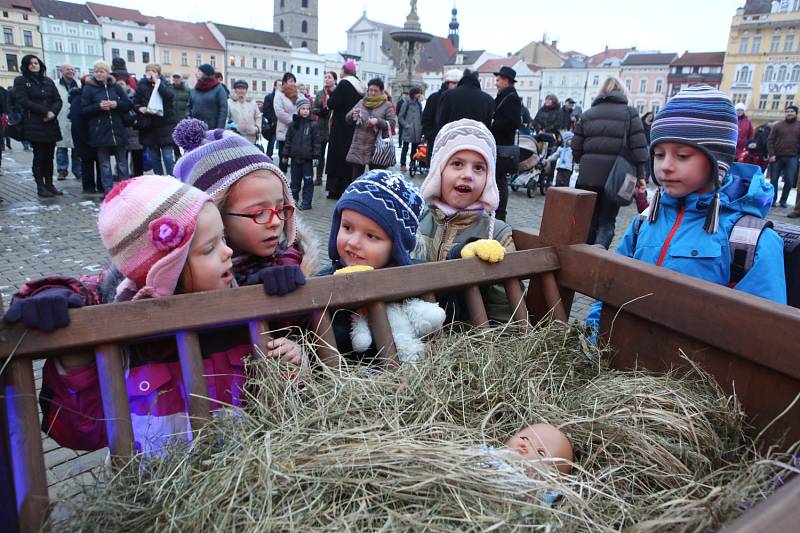 Tři králové zahájili na českobudějovickém náměstí sbírku Městské charity