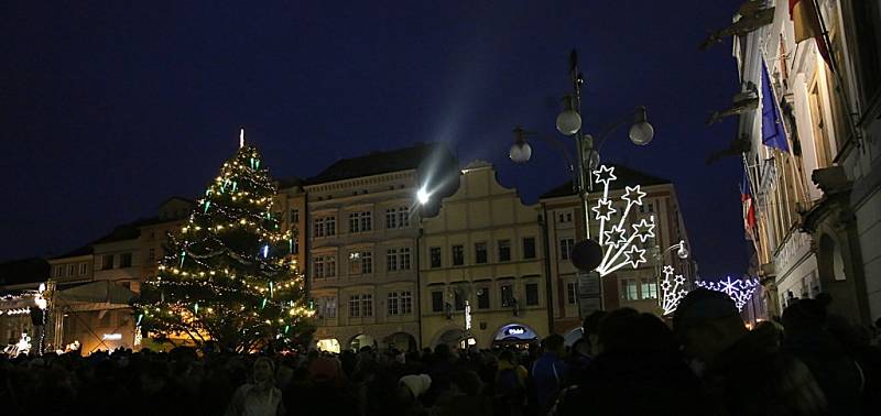 Budějčáci v sobotu rozsvítili vánoční strom na náměstí a zahájili adventní kulturní program.