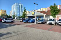 Parkování u nákupních center v Českých Budějovicích.