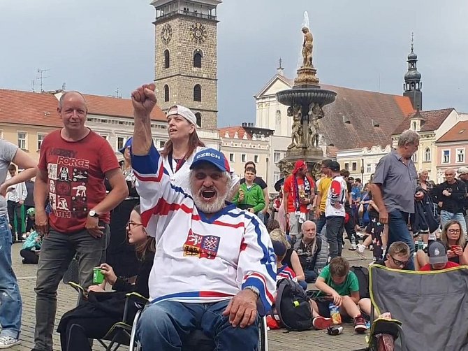 Hokejoví fanoušci na českobudějovickém náměstí. Ilustrační snímek