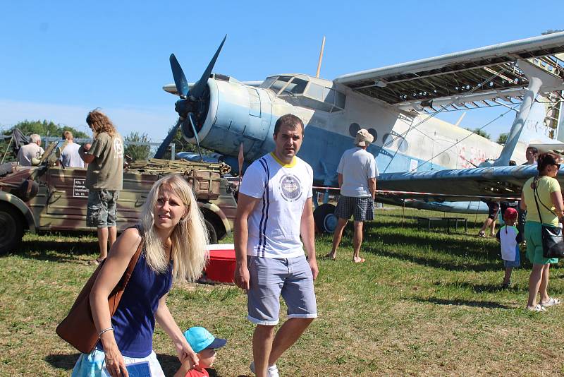 LETADLO  si zaujatě prohlíželi návštěvníci každého věku i pohlaví. A čekaly je ještě desítky zajímavostí