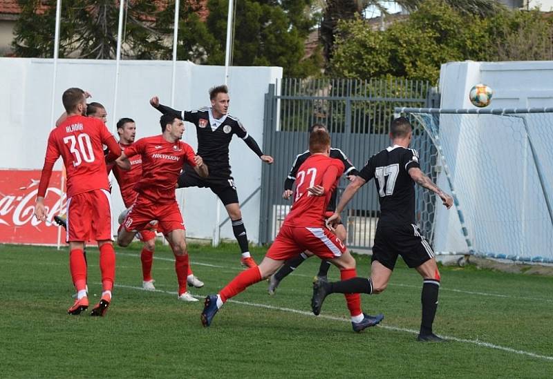 Soustředění na kypru fotbalisté Dynama zakončili porážkou s FK Süduva Mariampolé 0:2 (na snímku z tohoto zápasu hlavičkuje Patrik Čavoš).