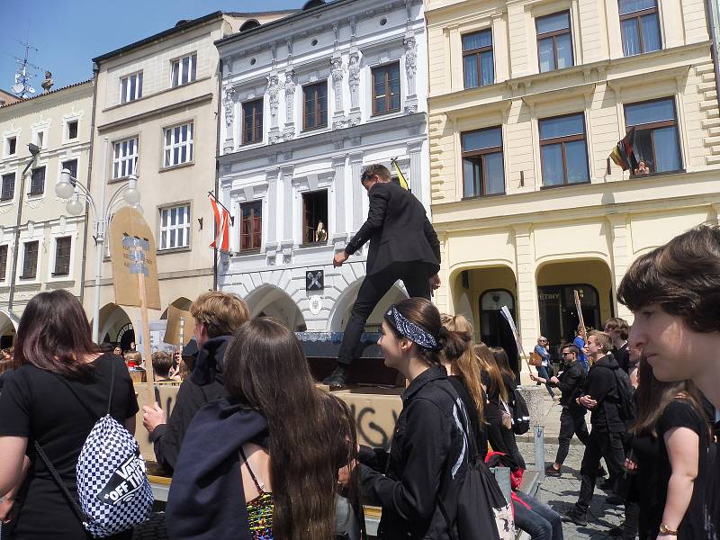 Budějovický majáles vyvrcholil v pátek 24. května tradičním průvodem městem. Studenti ze 17 škol prošli ulicemi centra v maskách. Dav mířil na Sokolský ostrov, kde program pokračoval volbou Krále majálesu. Navečer se zde tradičně koná hudební program.