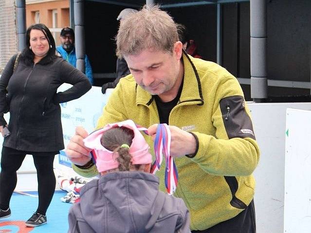 Turnaje mateřských škol v hokejbalu se na Pedagogu těší mimořádné oblibě. Na snímku vpravo dekoruje jednu ze šikovných hráček předseda hokejbalového oddílu Petr Mikl.