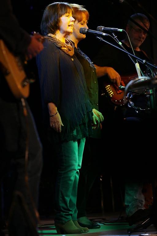 Pocta skupině Minnesengři, kteří vznikli před 45 lety, se odehrála 14. listopadu 2013 v českobudějovickém DK Metropol. Na snímku zpěvačky Lída Pouzarová a Jana Vejvarová (zleva).
