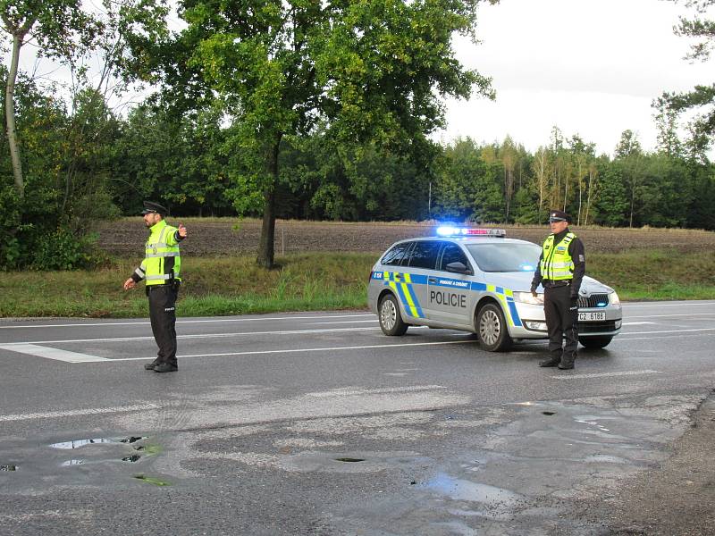 Za Štěpánovicemi ve směru na Třeboň se srazila tři auta.