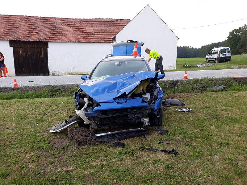 Úterní dopravní nehoda mezi Trhovými Sviny a Třebičkem, která si vyžádala jeden lidský život.