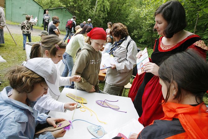 Úkoly na stanovištích Pohádkového lesa v Rudolfově plní každoročně 1200 malých účastníků.