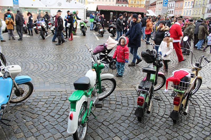 Sraz motorkářů na budějovickém náměstí Přemysla Otakara II. na Štědrý den v poledne.