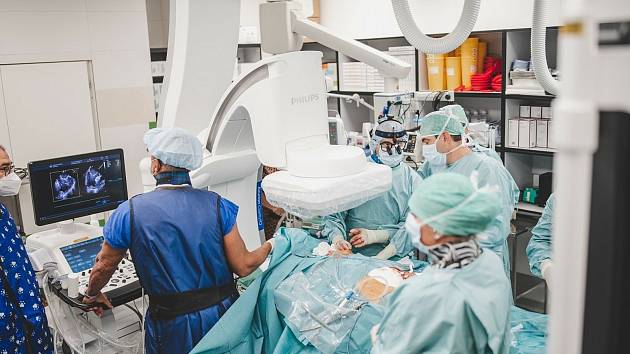 Českobudějovičtí kardiologové a kardiochirurgové provedli unikátní implantaci mitrální chlopně zcela novým systémem.