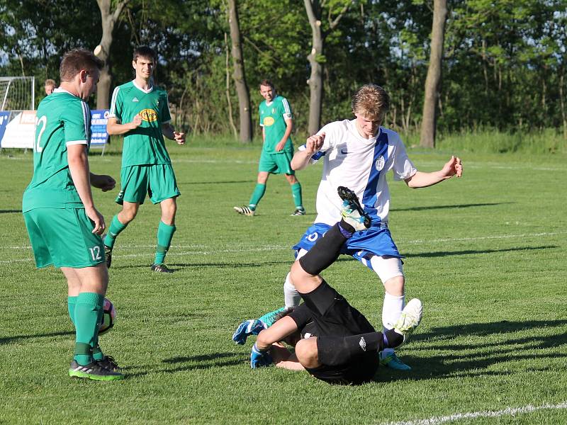 Fotbalisté Dolního Bukovska zdolali v sobotu Mladou Vožici 2:0 (2:0), skórovali Zahradník a Klika.