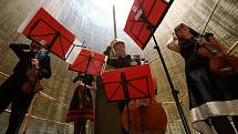 Kvarteto Jihočeské filharmonie zahrálo 20. června v chladicí věži Jaderné elektrárny Temelín. Zazněly skladby Mozarta, Debussyho a Dvořáka. Zleva Martin Týml, Kristýna Kočová, Jiří Šlechta a Eva Mrkvicová.