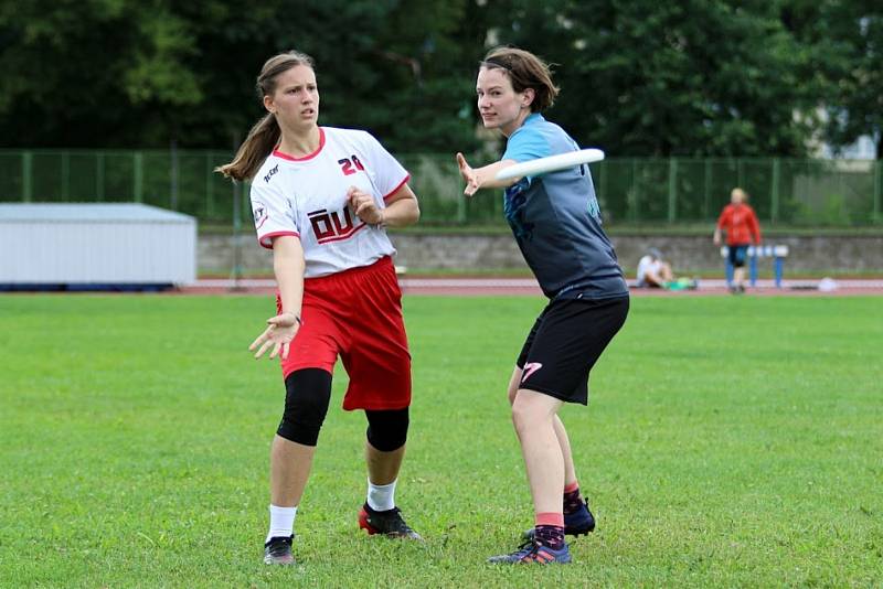 V Českých Budějovicích se 11. a 12. září uskuteční mistrovství republiky ve frisbee, hře s létajícím talířem (diskem). Na snímku nedávný Princess Cup pořádaný budějovickým týmem 3SB.