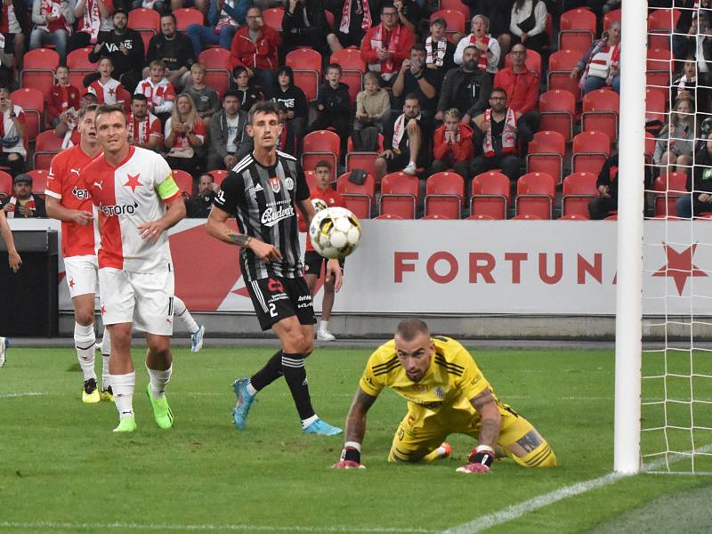 Fotbalisté Dynama prohráli v Praze se Slavií 1:6. Na snímku jeden z gólů dává Stanislav Tecl, ani Lukáš Havel, ani Martin Janáček mu v tom zabránit nedokázali.