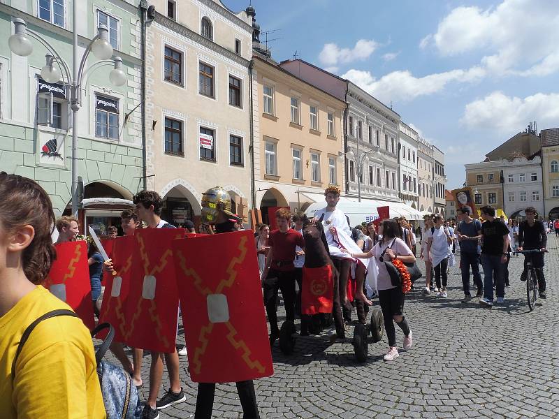 Budějovický majáles vyvrcholil v pátek 24. května tradičním průvodem městem. Studenti ze 17 škol prošli ulicemi centra v maskách. Dav mířil na Sokolský ostrov, kde program pokračoval volbou Krále majálesu. Navečer se zde tradičně koná hudební program.