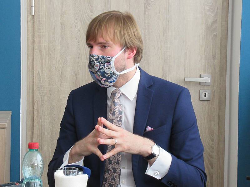 Ministr zdravotnictví Adam Vojtěch při setkání na Krajské hygienické stanici v Českých Budějovicích.