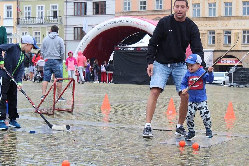 Náměstí se hýbe 2019. Stánky s hokejem, volejbalem či bojovými sporty si své příznivce našly i přes horší počasí.