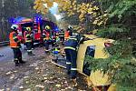 Profesionální hasiči z Českých Budějovic společně s drážními kolegy 31. října museli z havarovaného auta vystříhat raněnou osobu.