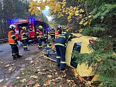 Profesionální hasiči z Českých Budějovic společně s drážními kolegy 31. října museli z havarovaného auta vystříhat raněnou osobu.