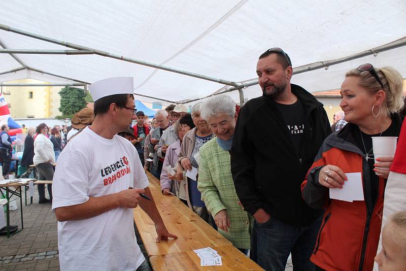 Šest týmů z jižních Čech soutěžilo o nejlepší bramborák na Ledenickém bramborování. Vítěz dostal ... jak jinak než pytel brambor.