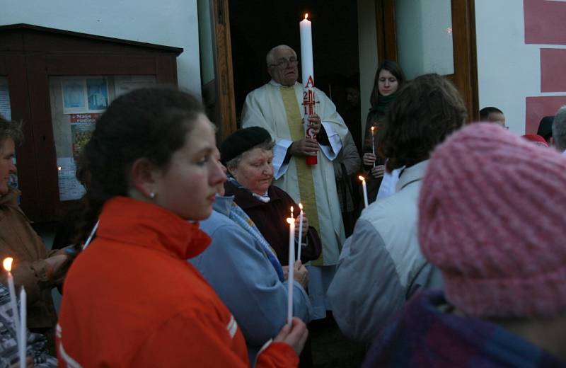 K večerní Velikonoční vigilii se o Bílé sobotě se sešli věřící u kostela Nejsvětější trojice v Bohumilích na Šumavě pod vedením Pátera Jana Janouška.