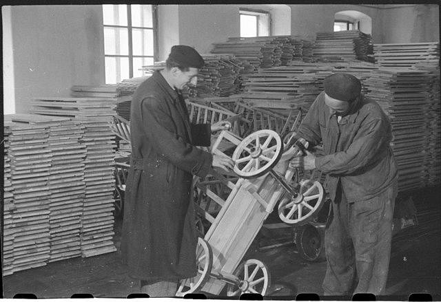 Snímek z archivu Muzea Fotoateliér Seidel. Český Krumlov, výroba dětských vozíčků, nedatováno.