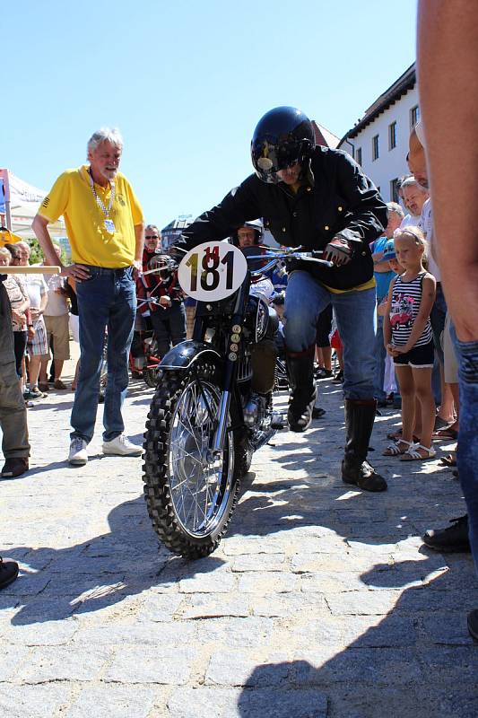 Ve Strakonicích v sobotu odstartoval čtvrtý ročník závodu veteránů Soutěž Šumavou.