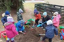 Děti využívají zahradu MŠ Jana Opletala v Českých Budějovicích v každém ročním období. Přibývají jim tam různé atrakce.