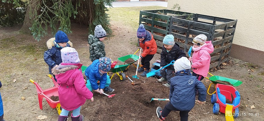 Děti využívají zahradu MŠ Jana Opletala v Českých Budějovicích v každém ročním období. Přibývají jim tam různé atrakce.