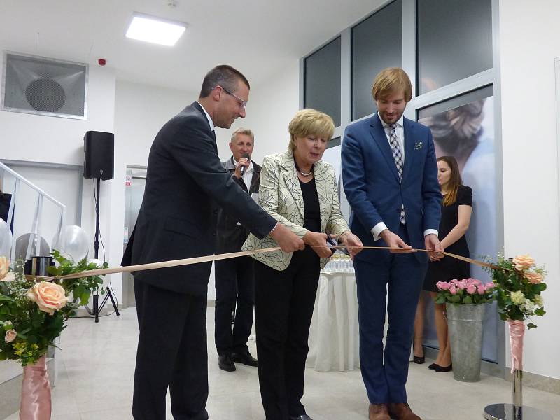 V pátek se uskutečnilo slavnostní otevření Lékařského domu Géčko. Přítomni byli nejen zástupci investora, ale také hejtmanka Jihočeského kraje Ivana Stráská či ministr zdravotnictví Adam Vojtěch.