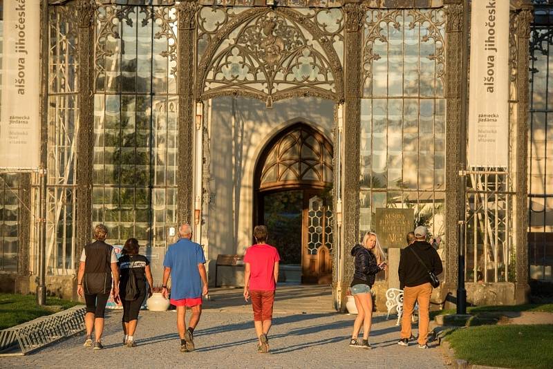 Alšova jihočeská galerie, vchod do expozice u zámku Hluboká. Galerie je velkou turistickou atrakcí.