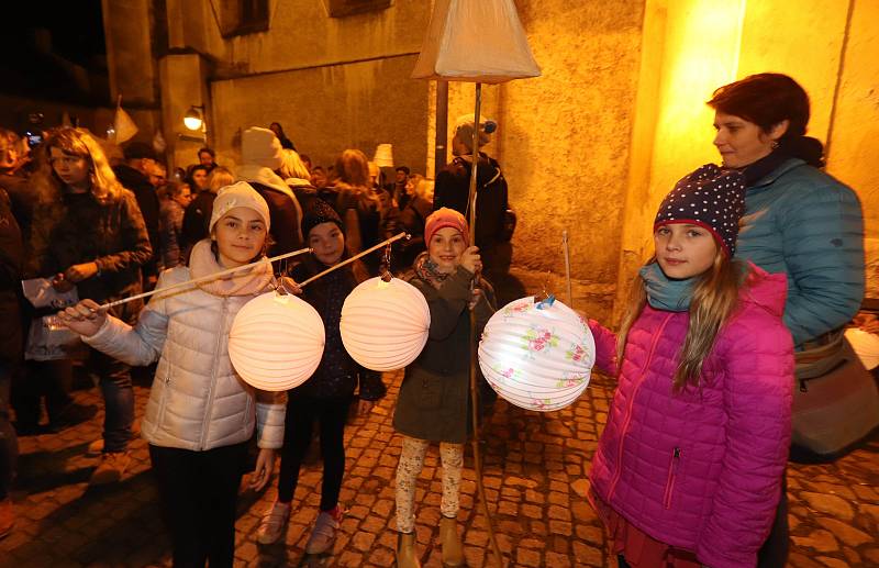 Lampionovo-svíčkový průvod u příležitosti Památky všech zesnulých v Českých Budějovicích.