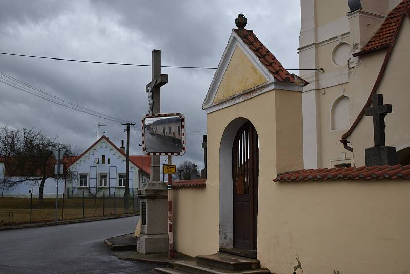 Fara a kostel v Dolních Slověnicích.