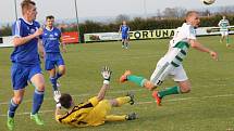 Fotbalisté Malše Roudné (v pruhovaném) se lídra divize nezalekli, doma vyhráli nad Hořovickem 2:0. 