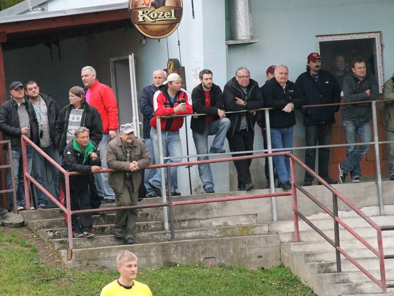 Ve šlágru I.A třídy fotbalisté Týna (v červeném) podlehli doma Olešníku 0:3 a přenechali mu druhé místo v tabulce.  