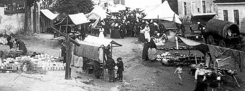 Pouť (okolo 1920). Svatovavřinecká pouť před radnicí a na horním náměstí.