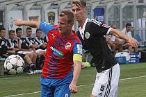 Pavel Novák (vpravo v zápase s Plzní atakuje Limberského) proti Mladé Boleslavi patřil k oporám Dynama.