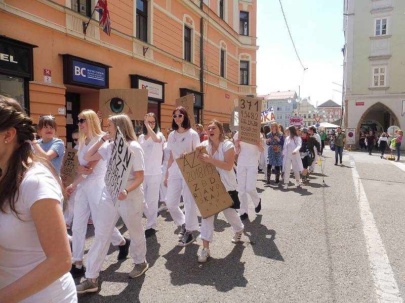 Budějovický majáles vyvrcholil v pátek 24. května tradičním průvodem městem. Studenti ze 17 škol prošli ulicemi centra v maskách. Dav mířil na Sokolský ostrov, kde program pokračoval volbou Krále majálesu. Navečer se zde tradičně koná hudební program.