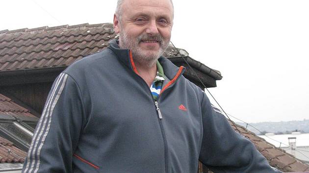 Meteorolog Jaroslav Hintermuller na střeše sídla českobudějovické pobočky ČHMÚ.