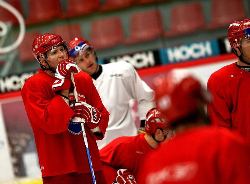 Svůj první trénink s hokejisty HC Mountfield absolvoval v sobotu urostlý útočník Tomáš Micka.