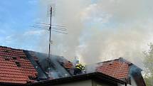 Požár střechy domu v Římově.