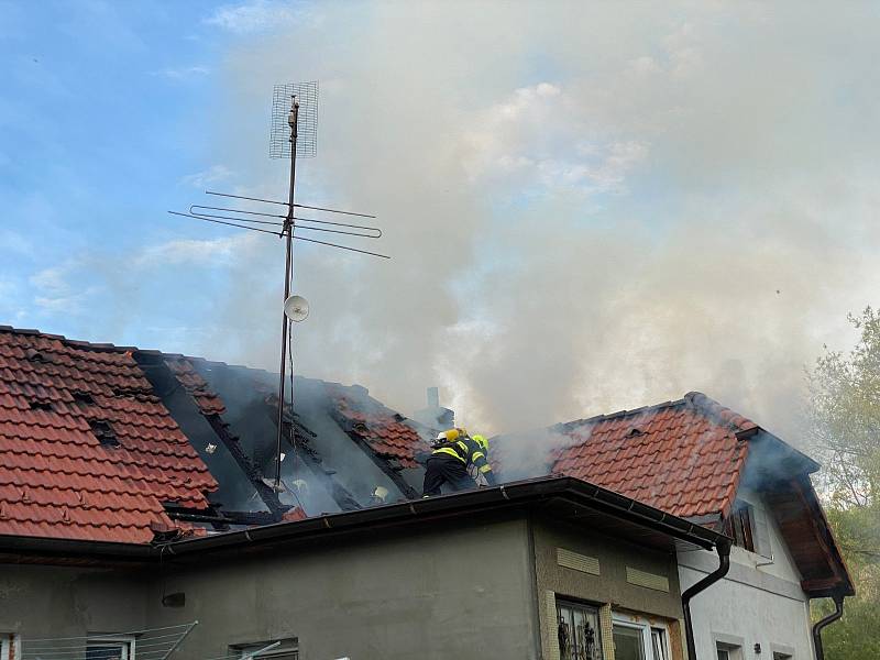 Požár střechy domu v Římově.