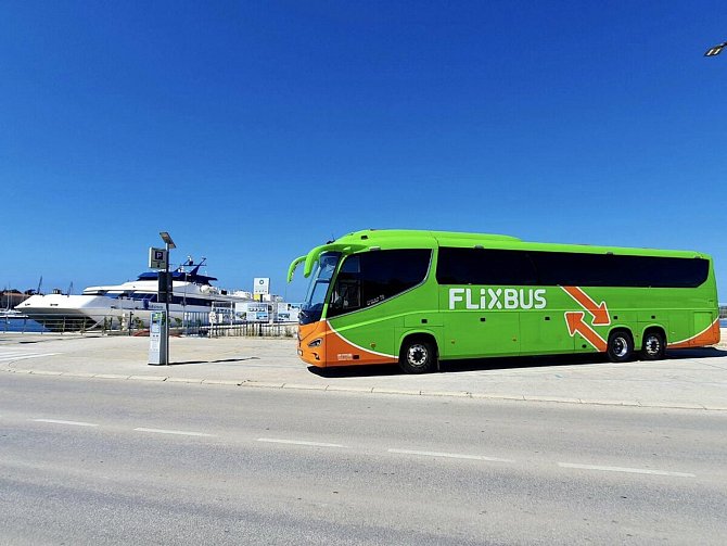 Autobus společnosti Flixbus v Pule.