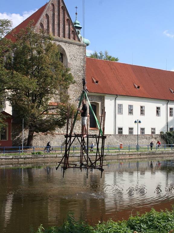 Sochy, které zdobily veřejná prostranství ve městě, se stěhují zpět do ateliérů.