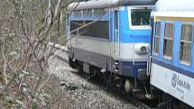 Vykolejený vlak u Hluboké nad Vltavou. Nehoda se stala 19. 12. 2020. Nikdo z 29 cestujících nebyl zraněn.