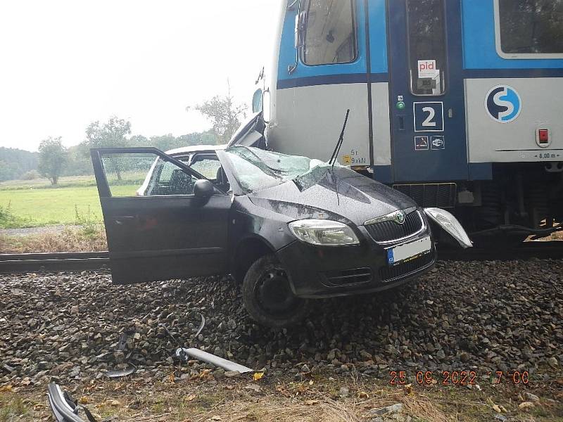 Střet osobního auta s vlakem u Blatné 25. 9. 2022.