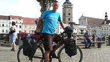 Chris Gruar (na snímku) se vydal na kole přes půl zeměkoule.