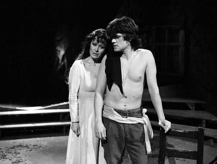 Herečka Daniela Bambasová si nyní připomíná 30 let v Jihočeském divadle. Na snímku s Romanem Nevěčným v Sicilské komedii, rok 1992.